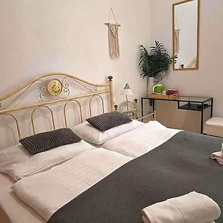לינה וארוחת בוקר Budapest B&B Bed And Breakfast