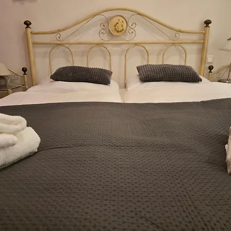 Budapest B&B Bed And Breakfast 3*